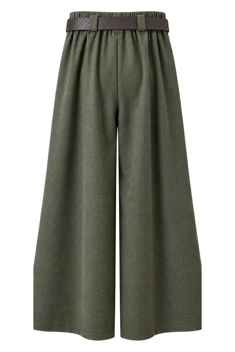 Weite Hose mit Bundfalten und Gürtel