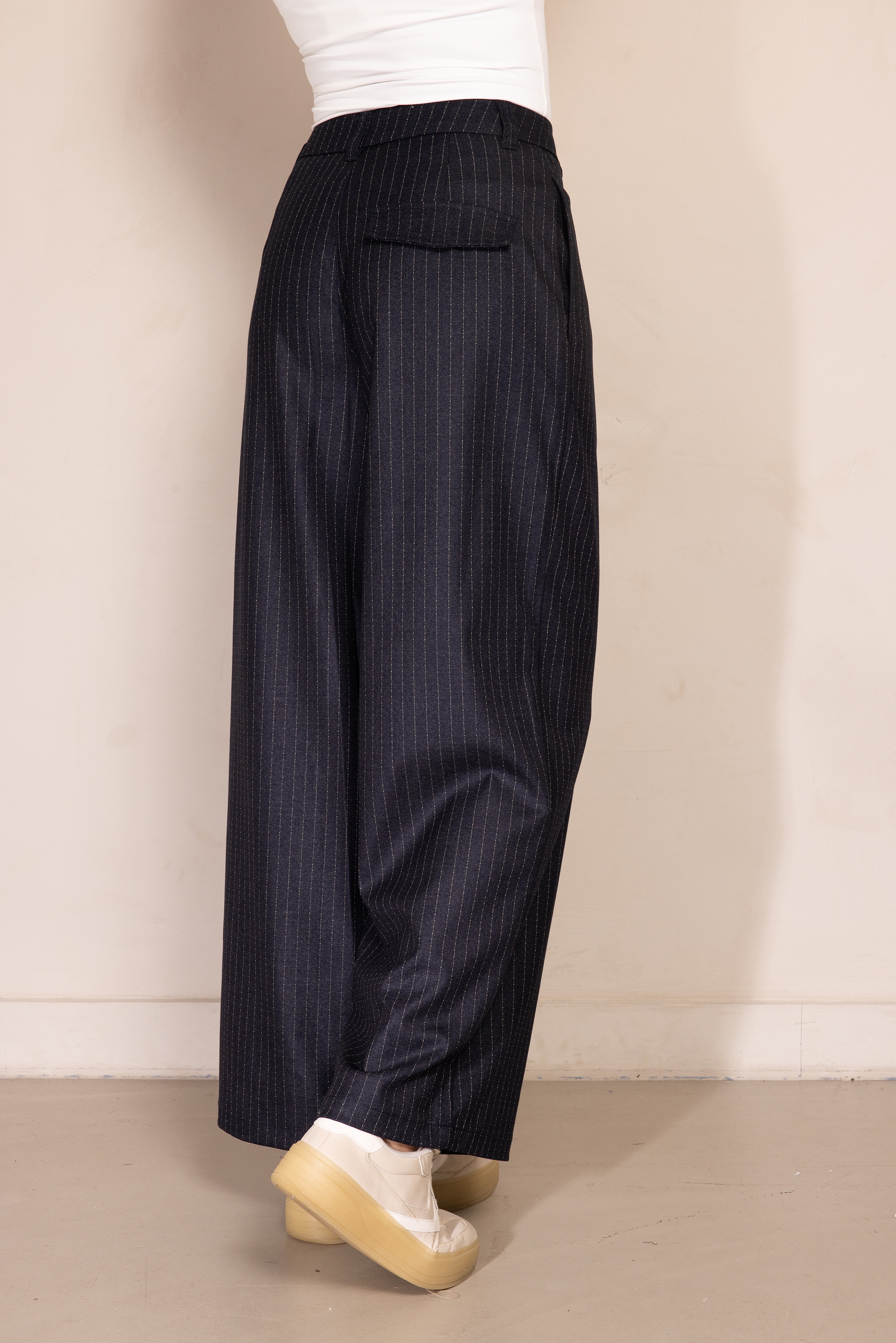 Marlene Damen Hose mit weitem Bein und Nadelstreifen in grau von Zhrill