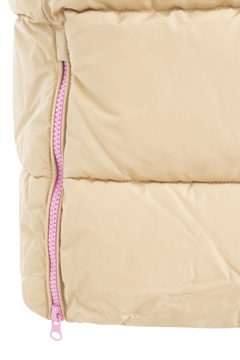 Zwillingherz Damen Long-Steppweste „Wild“ – Beige mit Leo-Details
