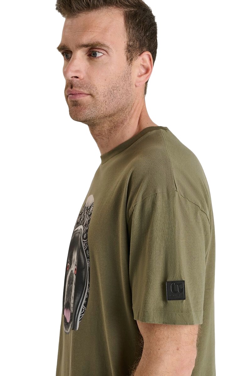 Herren T-Shirt mit Motiv in Olive mit Print vom Hund mit Helm von Le Temps des Cerises