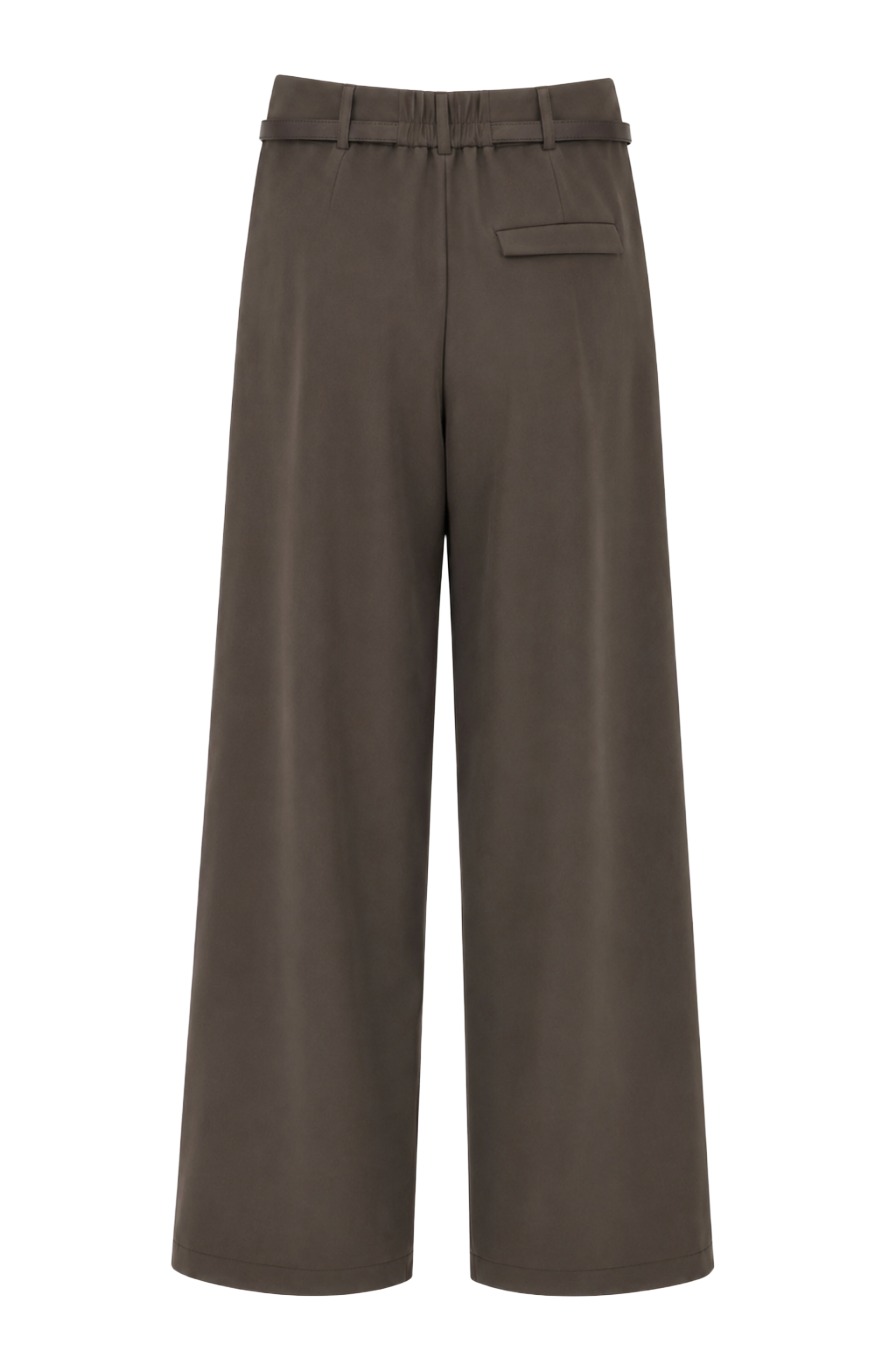Weite Bundfaltenhose mit schmalem Gürtel