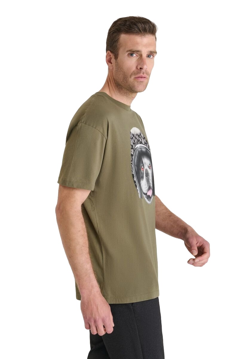 Herren T-Shirt mit Motiv in Olive mit Print vom Hund mit Helm von Le Temps des Cerises
