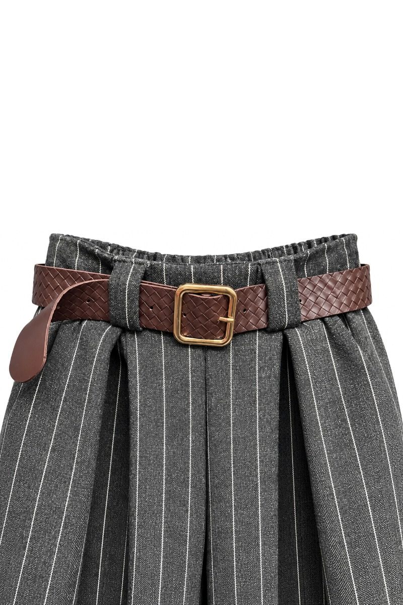Weite Nadelstreifen-Faltenhose mit breitem Flechtgürtel