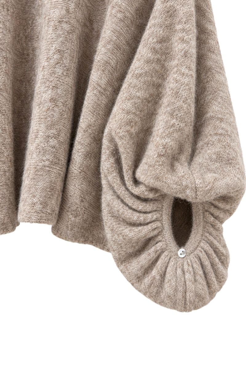 Poncho-Pullover mit weiten Ballonärmeln