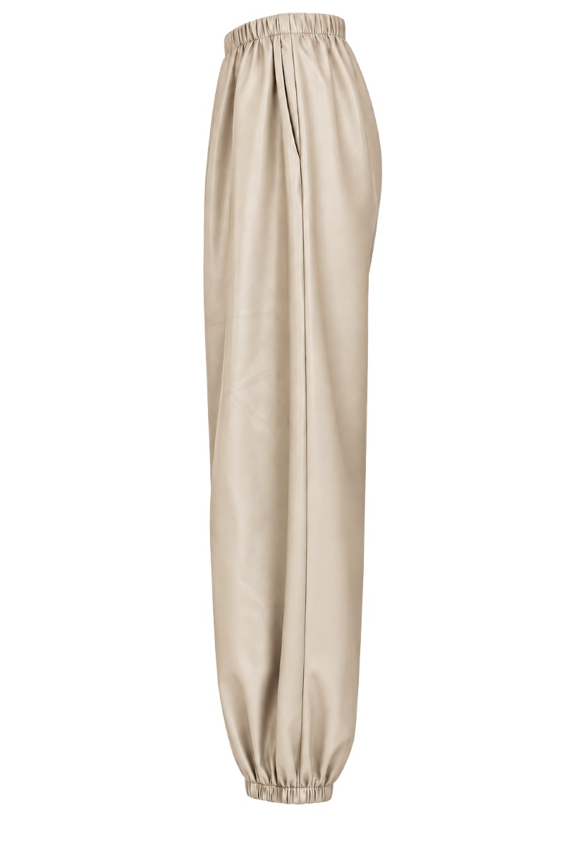 Kunstlederhose mit Gummizug am Bund und Beinabschluss