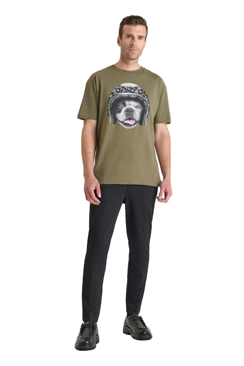Herren T-Shirt mit Motiv in Olive mit Print vom Hund mit Helm von Le Temps des Cerises