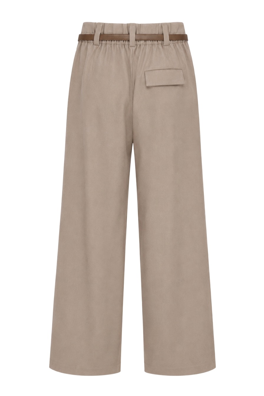 Weite Bundfaltenhose mit schmalem Gürtel