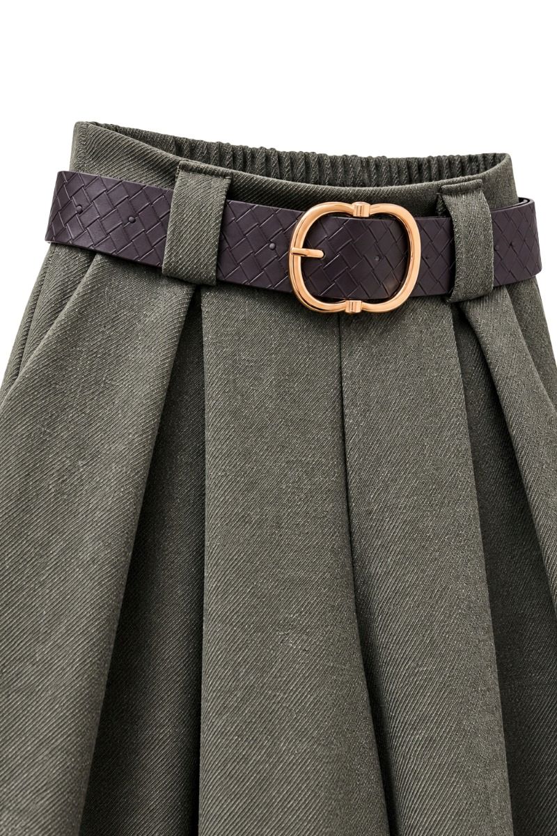 Weite Hose mit Bundfalten und Gürtel