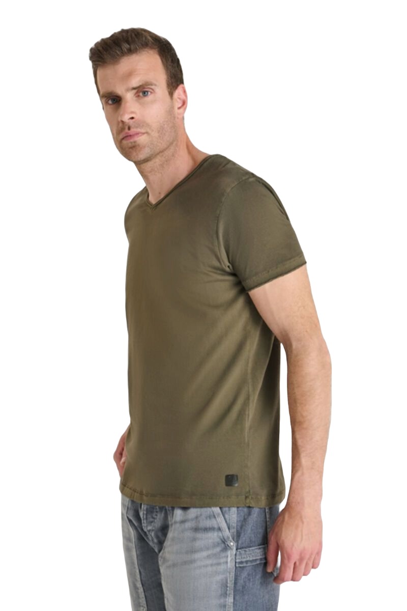 Herren T-Shirt in olive von Le Temps des Cerises