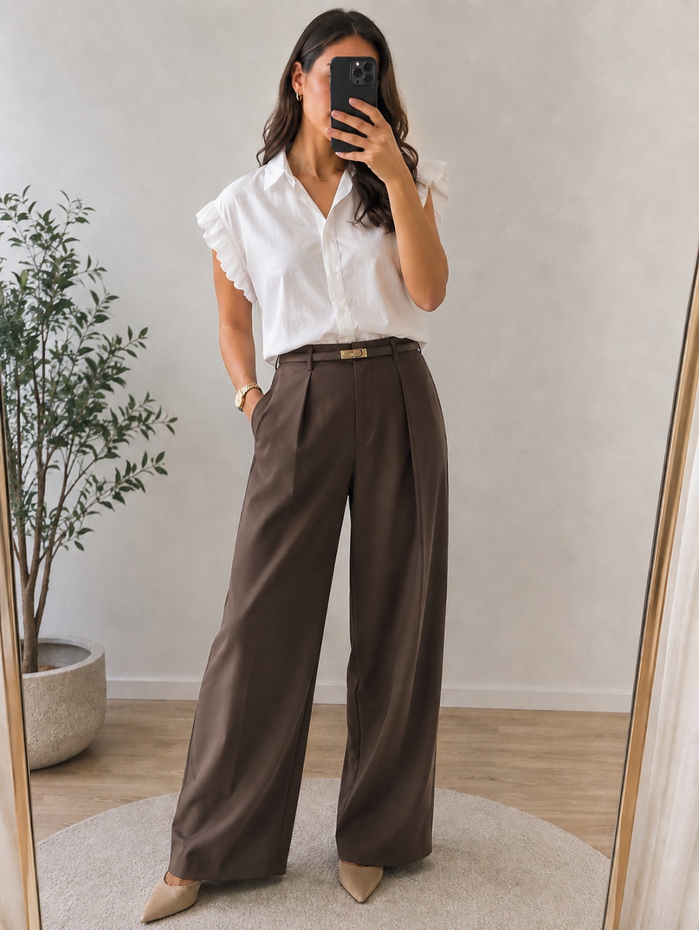 Weite Bundfaltenhose mit schmalem Gürtel